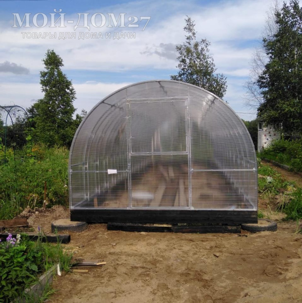 Теплица СверхПрочная Усиленная 10 метров с поликарбонатом | Мой-Дом27 | Каркас изготовлен из оцинкованной замкнутой трубы 20*20 мм.<br>
 Ширина - 3 метра. Высота - 2,1 метра. Длина 10 метров.<br>
 Выдерживаемая снеговая нагрузка - 300 кг/м2. Выдерживаемая ветровая нагрузка - до 22 м/с.<br>
 <b>Расстояние между дугами 0,65 метра. ДВОЙНАЯ ДУГА под дугой приварена еще одна дуга - толщина металла каждой дуги 1,2 мм.</b> Ширина двери 0,96 метра.<br>